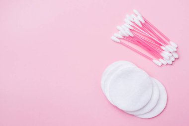 Pembe arka plan üzerinde pembe pamuk tomurcukları ve pamuklu bezler. Seçici odak Kopyalama alanı.