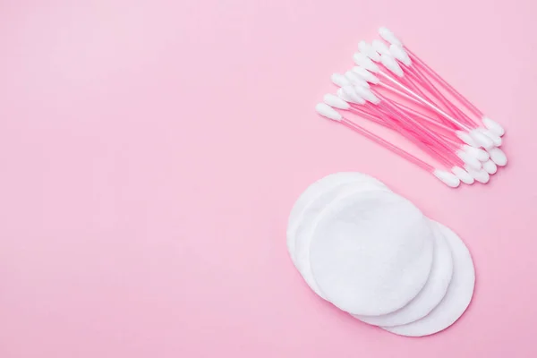 Pink cotton buds and cotton swabs on pink background. Selective focus Copy space. — Stock Photo, Image