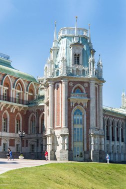 Moskova, Rusya - 17 Temmuz 2019: Moskova'yı gezin. Büyük Tsaritsyn Sarayı. Tsaritsyno Moskova Rusya'da bir saray müzesi ve park rezerv.