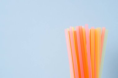 Soyut bir plastik pipet içme suyu veya alkolsüz içecekler için kullanılan renkli. Seçmeli odak. Boşluk Kopyala