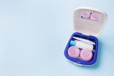 Kontakt lensler, cımbız ve nemlendirici çözelti ve damlaları için kaplar için seyahat kiti. Kopya sapce. Seçici odak.