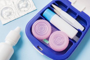 Kontakt lensler, cımbız ve nemlendirici çözelti ve damlaları için kaplar için seyahat kiti. Kapat şunu. Seçici odak.