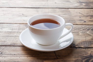 Ahşap masa üzerinde hindiba içecek ve mavi hindiba çiçekleri ile Fincan. Kopyalama alanı.