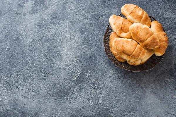 Croissants mit Schokoladenfüllung auf einem Teller grauen Hintergrund. Kopierraum. — Stockfoto