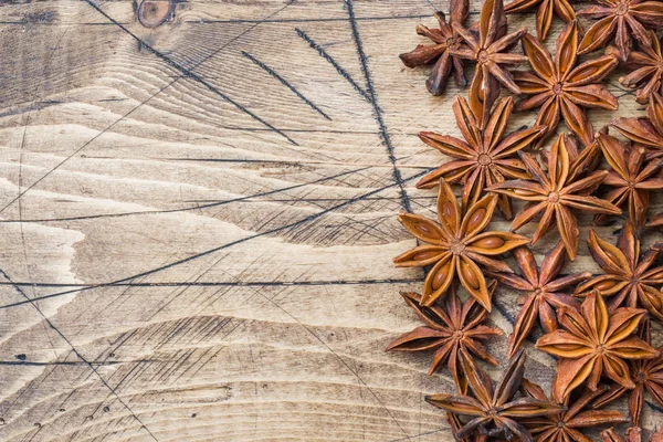 Badian Star anís sobre un fondo de madera. Enfoque selectivo . — Foto de Stock