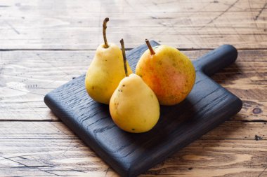 Kopya alanı ile ahşap arka plan üzerinde Olgun sarı armut.