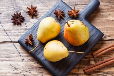 Kopya alanı ile ahşap arka plan üzerinde Olgun sarı armut.