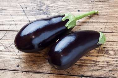 Kopya alanı ile ahşap arka plan üzerinde taze patlıcan.