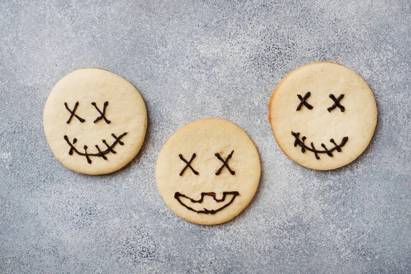 Galletas caseras para Halloween. Galletas con caras divertidas y telarañas . — Foto de Stock