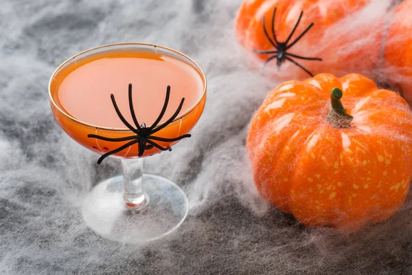Свежий тыквенный сок. Концепция празднования Хэллоуина. Фон паутины . — стоковое фото