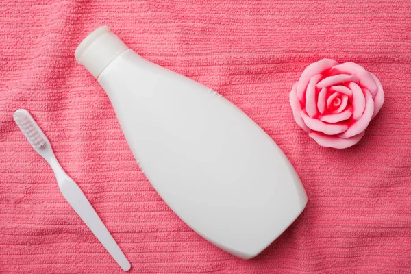 Toiletry. Sikat gigi krim sabun di handuk merah muda. Salin ruang . — Stok Foto