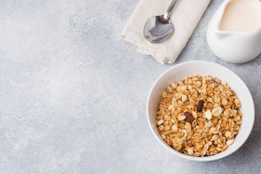 Sağlıklı kahvaltı. Taze granola, gri bac yoğurt ile müsli