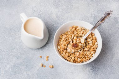 Sağlıklı kahvaltı. Taze granola, gri bac yoğurt ile müsli
