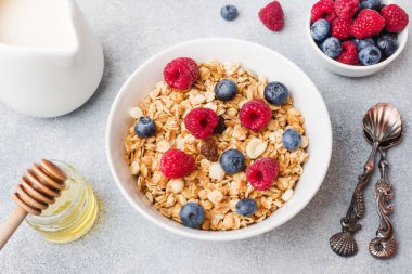 Sağlıklı kahvaltı. Taze gevrek, yoğurt ve çilek ile müsli