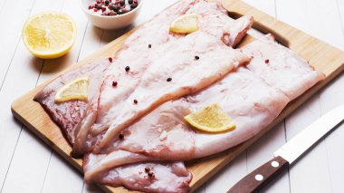 Baharat ve limon ile çiğ kalamar karkas üzerinde pişirmeye hazır