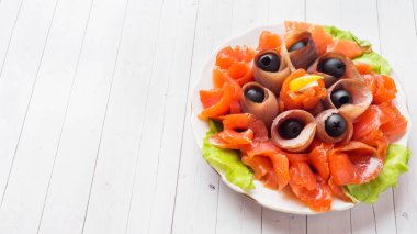 Füme tuz, çiğ beyaz balık filetosu ve somon bir tabak hizmet gurme restoran.