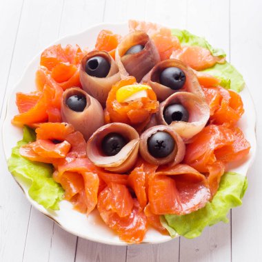 Füme tuz, çiğ beyaz balık filetosu ve somon bir tabak hizmet gurme restoran.