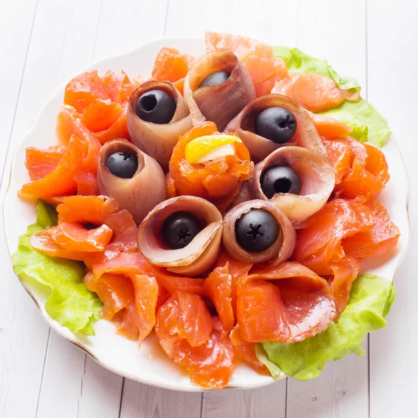 Füme tuz, çiğ beyaz balık filetosu ve somon bir tabak hizmet gurme restoran.