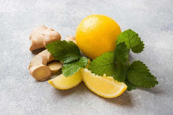Zitronen- und Ingwerwurzel auf grauem Hintergrund mit Kopierraum. Zutaten für ein stärkendes Vitamingetränk. — Stockfoto