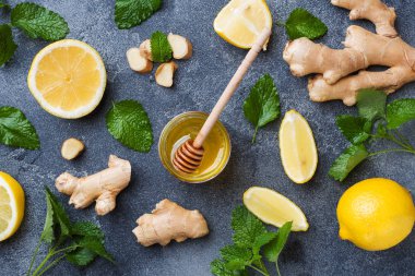 Limon bal ve zencefil kökü nane kopya alanı ile koyu gri arka plan üzerinde. Tonik vitamin içeceği için malzemeler.