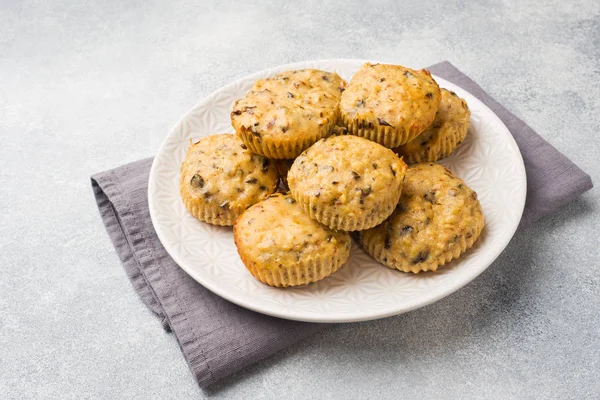 Vegetarische Haferflocken-Muffins mit Blaubeeren und Nüssen auf einem Teller. Konzept gesundes Frühstück. — Stockfoto