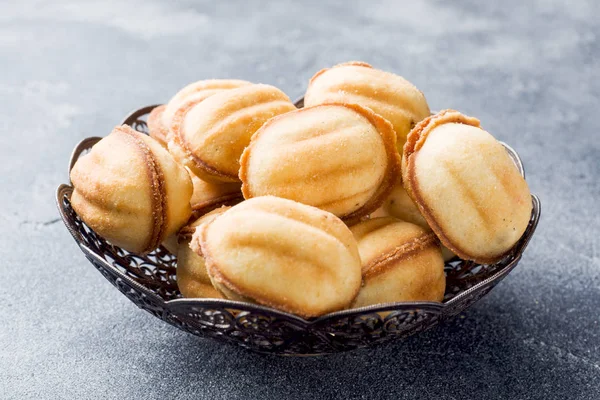 Galletas rusas caseras con leche condensada hervida sobre un fondo oscuro . —  Fotos de Stock