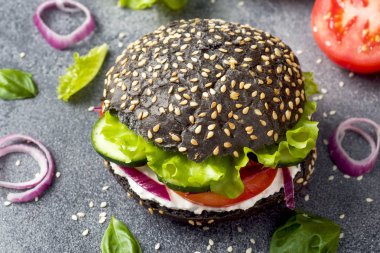 Süzme peynir krema ve sebze ile Vejetaryen Burger.