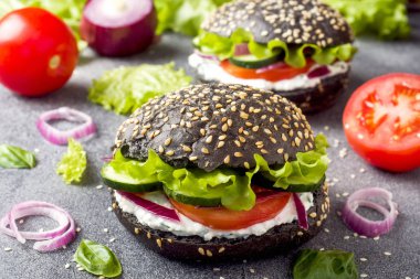 Süzme peynir krema ve sebze ile Vejetaryen Burger.