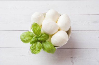Mozzarella topları ve Fesleğen çanak, seçici odak