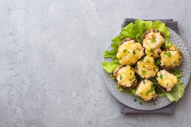 Peynir, tavuk ve otlar ile doldurulmuş champignon mantar fırında pişmiş