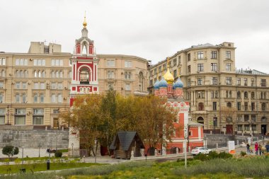Moskova, Rusya - 13 Ekim 2018: Znamensky Katedrali ve Varvarka Caddesi Manzarası, Zaryadye Park Moskova Rusya