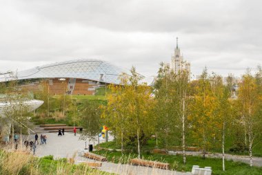 Moskova, Rusya - 13 Ekim 2018: Moskova'nın merkezinde yeni Zaryadye Parkı