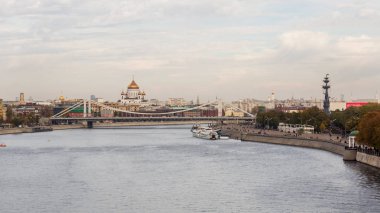 Moskova, Rusya - 13 Ekim 2018: Moskova nehri ve Central Park kültür ve dinlenme manzarası