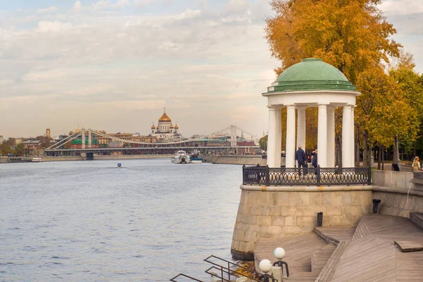 MOSCOW, RÚSSIA - OUTUBRO 13, 2018: Vista do rio Moscou e do Parque Central de cultura e descanso — Fotografia de Stock