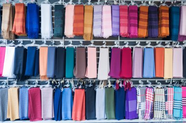 İstanbul pazarında birçok renkli eşarp şal.