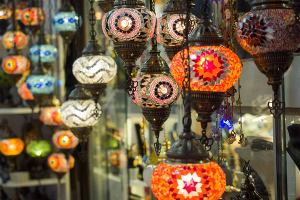 Lampade turche. Luci a mosaico in vetro colorato sul mercato di Istanbul. Arte decorativa d'Oriente . — Foto Stock