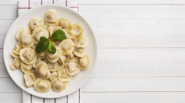 Et, mantı, köfte ile doldurulmuş köfte. Köfte ile 