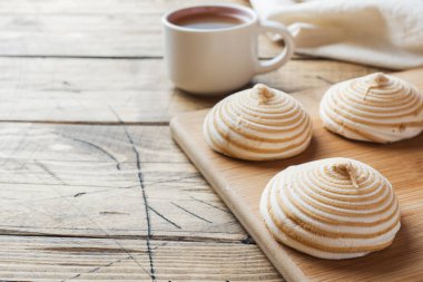 Ahşap bir masada karamel Vanilla Marshmallow Zephyr. Seçmeli odak. Boşluk Kopyala.