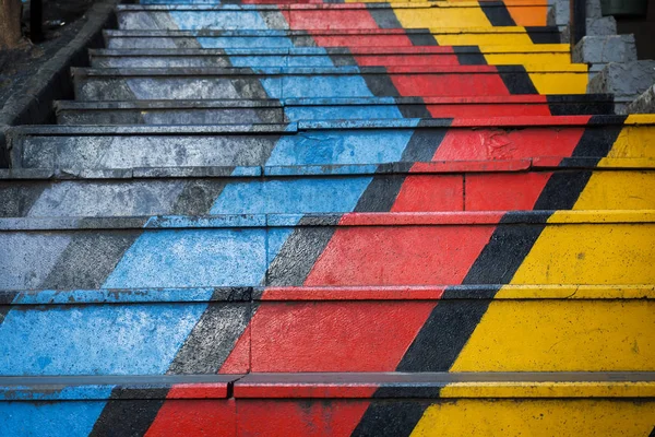 Abstrakcyjne kolorowe schody na ulicy miasta. Tekstura tła przemysłowa. — Zdjęcie stockowe