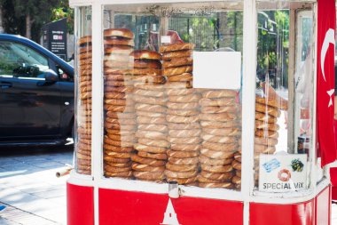 İstanbul, Türkiye - 03 Eylül 2019: Susamlı Simit, İstanbul'un geleneksel pastası.