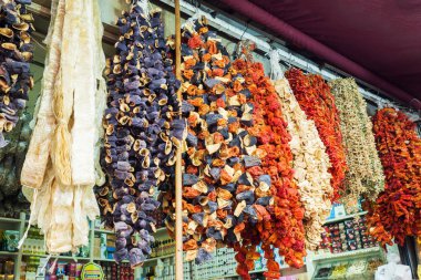 İstanbul, Türkiye - 03 Eylül 2019: İstanbul'un Doğu sokak pazarında çeşitli kuru baharatlar ve baharatlar.