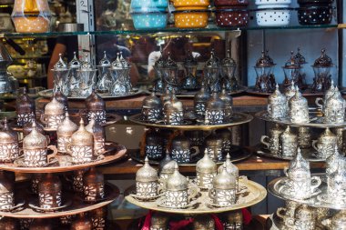İstanbul, Türkiye - 03 Eylül 2019: Bakır ve pirinç yemekleridoğu pazarı. El sanatları ve hediyelik eşyalar. Geleneksel Türk çay setleri