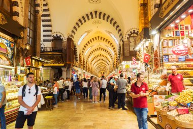 İstanbul, Türkiye - 03 Eylül 2019: Mısır Çarşısı İstanbul'un simgelerinden biridir. Doğu pazarında turistler.