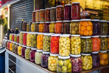 İstanbul, Türkiye - 03 Eylül 2019: İstanbul'da bir vitrinde cam kavanozlarda konserve meyve ve sebzeler. Gıda fermantasyonu.