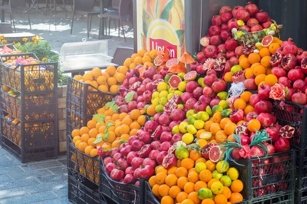 Istanbul, Turkey - September 03, 2019: Oranges pomegranate grapefruit lime in the street market. Juicy fresh fruit for fresh juice. — Stock Photo, Image