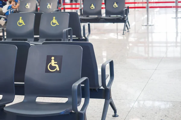 Istambul, Turquia - 03 de setembro de 2019: Assentos para deficientes no moderno terminal do aeroporto de Istambul . — Fotografia de Stock