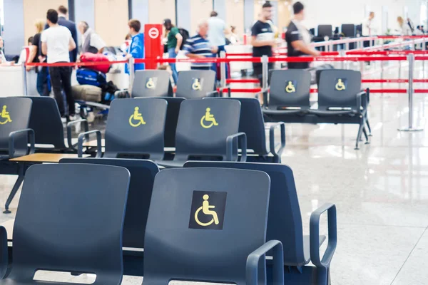 Istambul, Turquia - 03 de setembro de 2019: Assentos para deficientes no moderno terminal do aeroporto de Istambul . — Fotografia de Stock