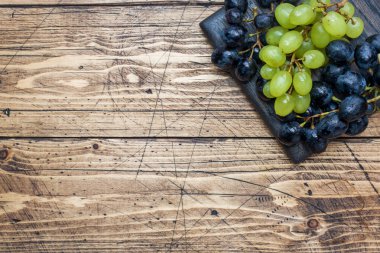 Siyah ve yeşil üzüm kümeleri Kish Mish ahşap bir Tahta üzerinde. Kopyalama alanı.