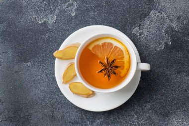 Limon tarçın ile doğal bitkisel çay ile Beyaz Fincan. Sıcak vitaminli içecek soğuk algınlığı için kullanılır. Koyu beton arka plan kopyalama alanı.