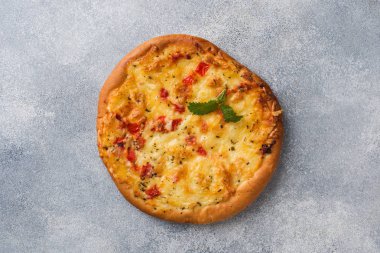 Gri beton arka planda domates ve peynirli ev yapımı pizza. Boşluğu kopyala